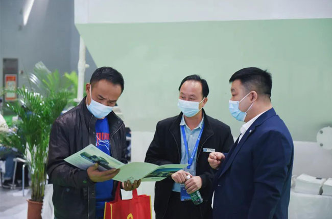 觀展者了解中譽鼎力設(shè)備性能