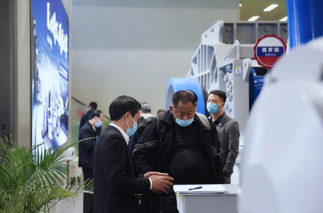 觀展者了解中譽鼎力設(shè)備性能