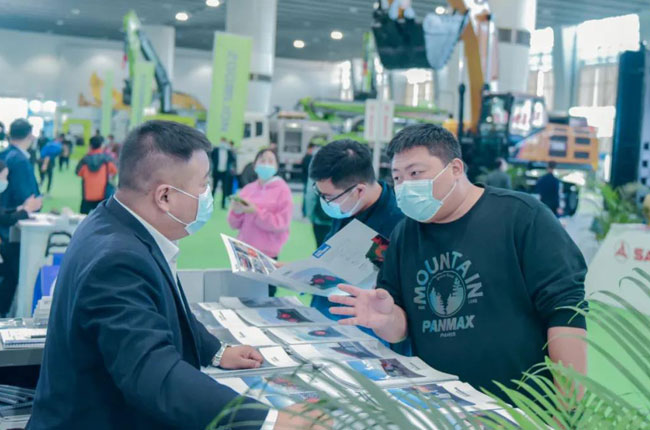 認真講解公司各項業(yè)務(wù)