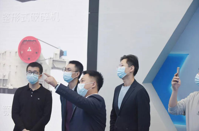 觀展者了解中譽鼎力設(shè)備性能