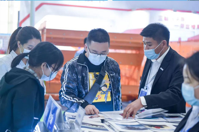 認真講解公司各項業(yè)務(wù)