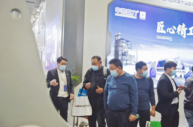 觀展者了解中譽鼎力設(shè)備性能