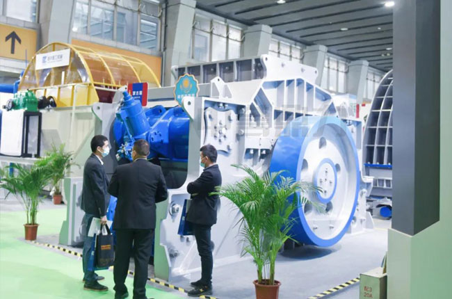 觀展者了解中譽鼎力設(shè)備性能