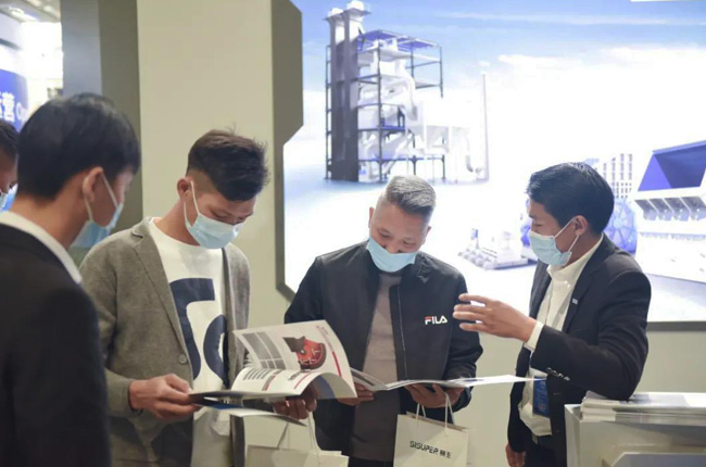 觀展者了解中譽鼎力設(shè)備性能