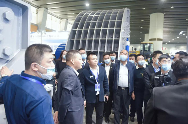 觀展者了解中譽鼎力設(shè)備性能