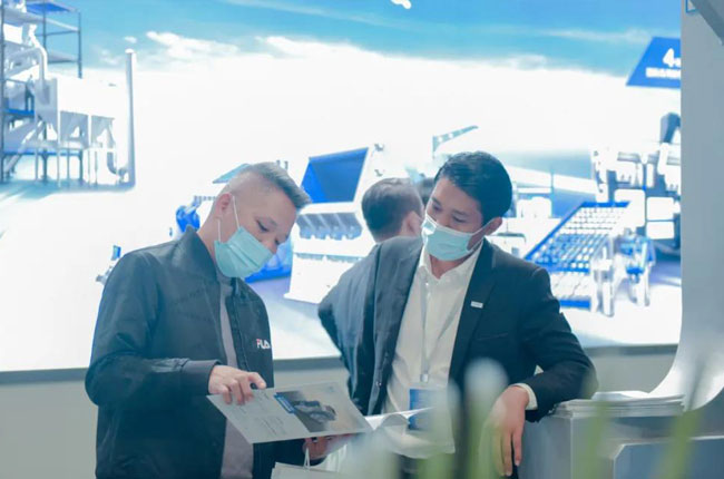 認真講解公司各項業(yè)務(wù)