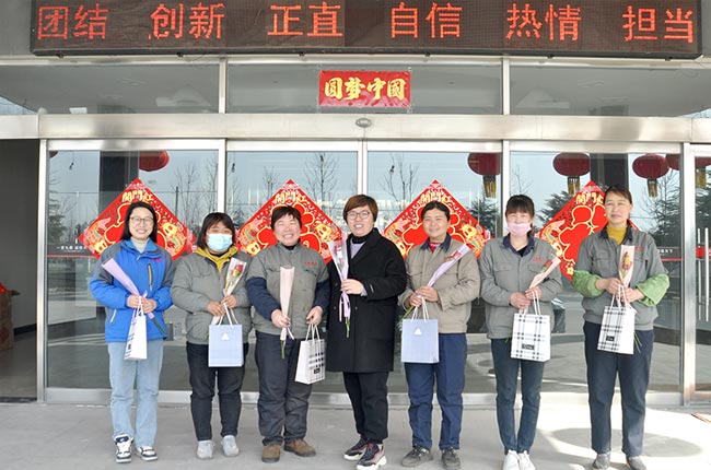 第一事業(yè)部總經(jīng)理王春燕為大家發(fā)放福利