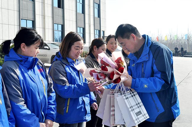 中譽鼎力黨建指導員王士存為大家發(fā)放福利