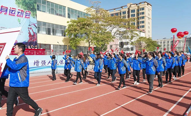 中譽(yù)鼎力方隊參加衛(wèi)輝市民運動會開幕儀式