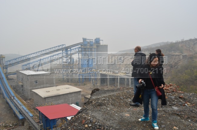 公司導(dǎo)和韓秘書長在淇縣砂石生產(chǎn)線現(xiàn)場參觀