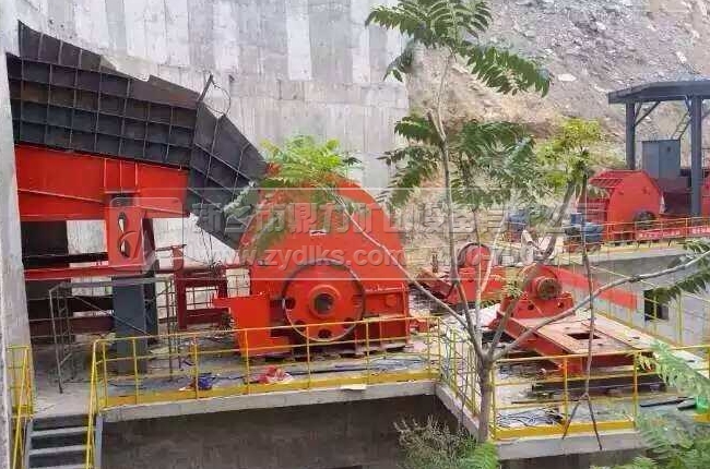 錘式破石機(jī)使用現(xiàn)場
