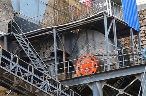 小型破碎機處理物料現(xiàn)場