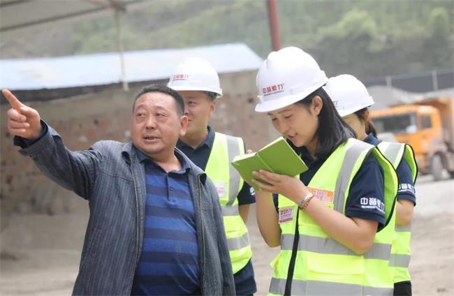 楊總向團隊介紹生產(chǎn)線