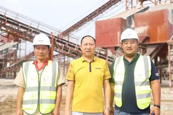 ����(w��)�N(xi��o)�۽�(j��ng)�����A܊�����b�ۺ󹤳̎��������c���ɽ��ʯ��(ch��ng)�ο���Ӱ