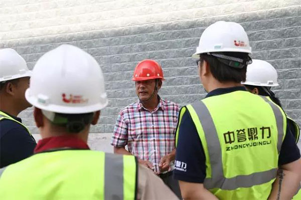 走訪團(tuán)隊與燈草山采石場譚總溝通