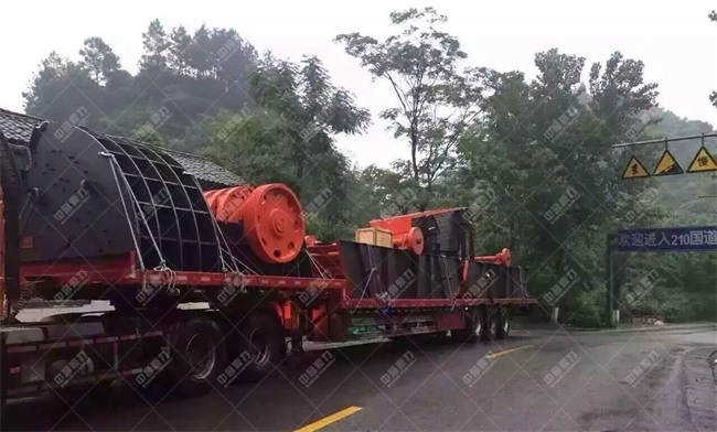 在運輸中的砂場設(shè)備