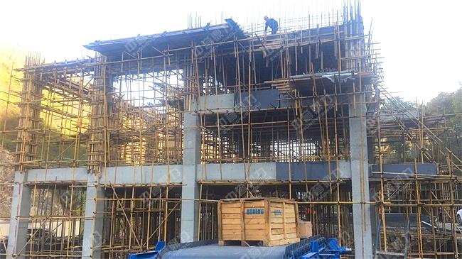 正在建設(shè)的砂石料場(chǎng)