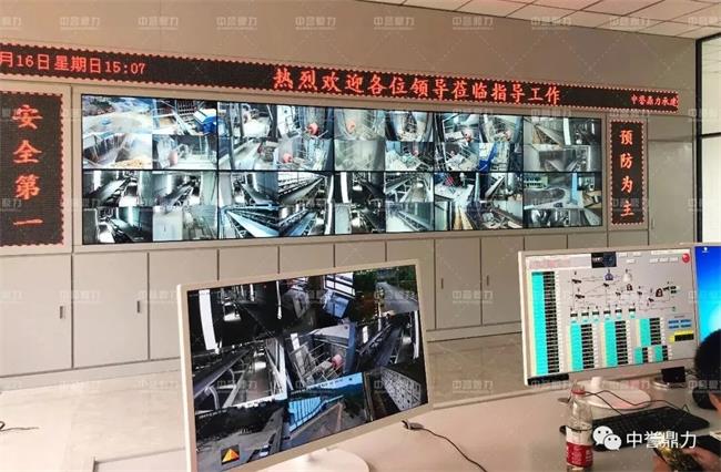 中控室進(jìn)行生產(chǎn)線監(jiān)控