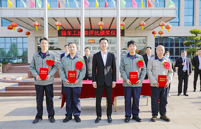 張治民董事長(zhǎng)為車(chē)工頒獎(jiǎng)并合影