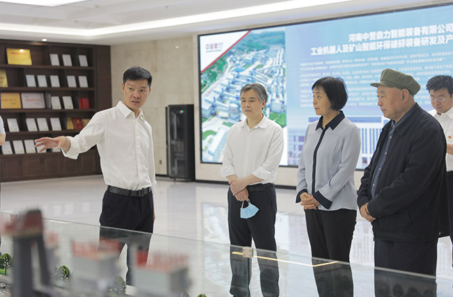 河南省人才工作任務(wù)督查調(diào)研組參觀中譽(yù)鼎力五位一體循環(huán)建材產(chǎn)業(yè)園沙盤
