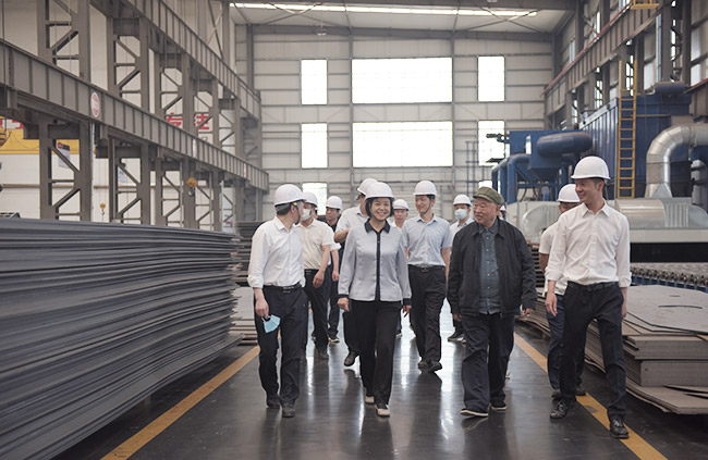 河南省人才工作任務(wù)督查調(diào)研組參觀中譽(yù)鼎力智能化一體生產(chǎn)車間