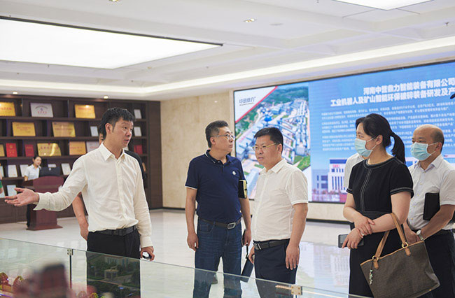 張治民董事長介紹多位一體循環(huán)建材產(chǎn)業(yè)園項目建設(shè)理念