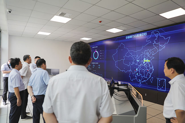 參觀中譽(yù)鼎力礦山管理云數(shù)據(jù)